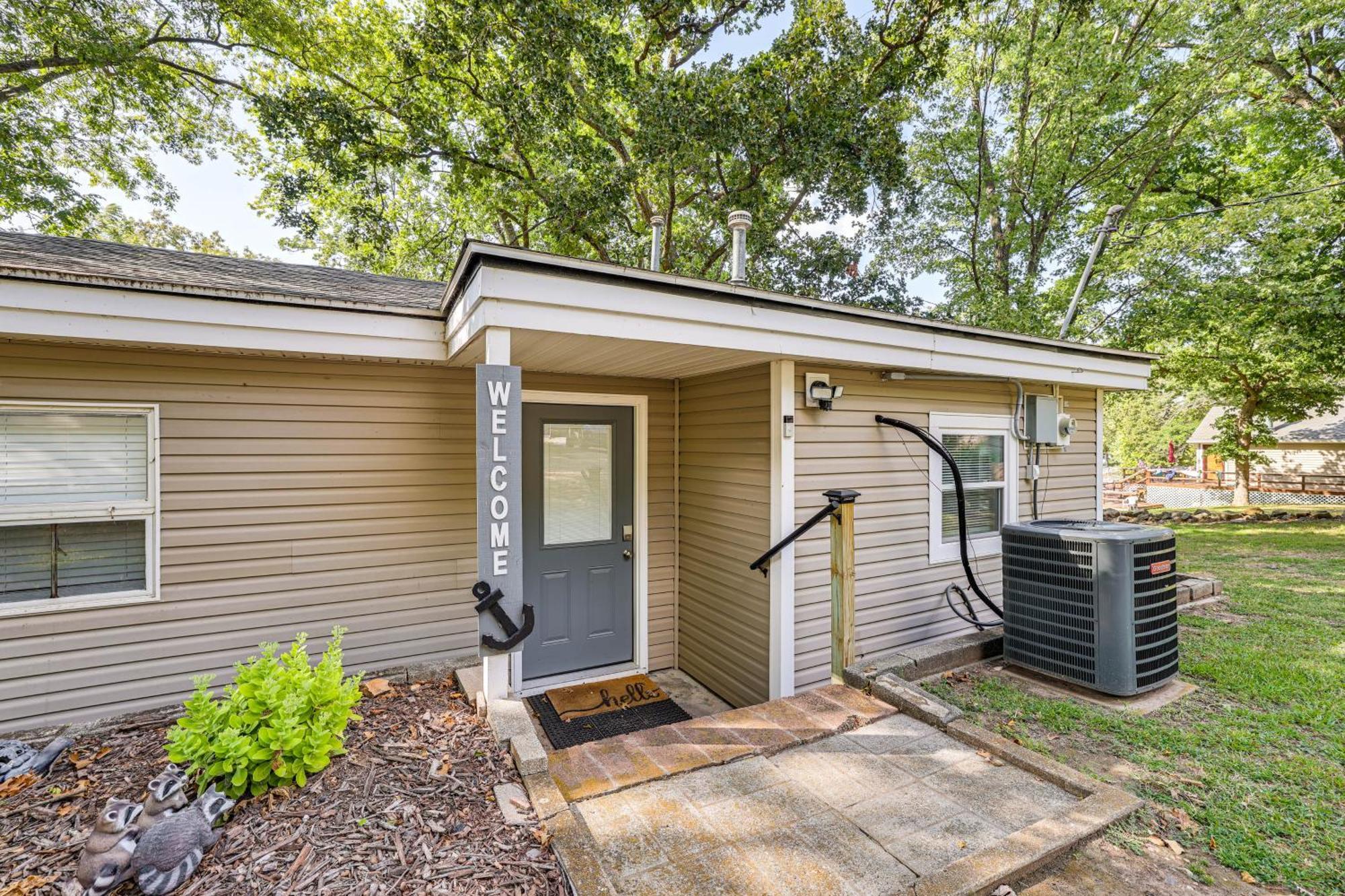 Grove Lakefront Cabin With Water And Dock Access! Exterior photo